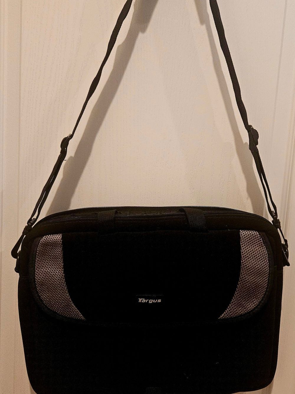 Targus Black Laptop Messenger Bag with Gray Panels